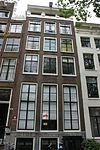 Pand met gevel onder rechte lijst met triglyfen