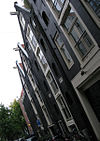 WLM - andrevanb - amsterdam, koggestraat 3 (1) - Koggestraat 3 is het pand in het midden, met jaartal 1718 