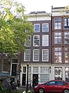 Pand met gevel onder rechte triglyfenlijst met rozetten en consoles