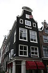 Hoekhuis met klokgevel onder siertrossen