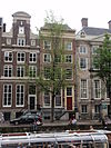 Pand met gevel onder gesneden rechte lijst