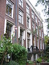 WLM - Minke Wagenaar - IMG 0001 - Kerkstraat 310 te Amsterdam Rijksmonument 2934 Huis met ingang aan de straat, doch verder slechts een negen vensters brede achtervleugel (XVIIIc); gesneden ingangspartij en dakkapel aan de straatzijde, achtervleugel onder hoog schilddak, met stoep, gesneden deuromlijsting en gesneden dakkapellen. Voormalige vestiging van Abma, Dirks & Partners architecten, in het begin van de twintigste eeuw hoogstwaarschijnlijk bureau van de architect Eduard Cuypers. Foto uit 1904-1905 toont de achterzijde…