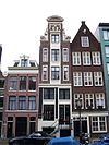 Pand met halsgevel met leeuwen als vleugelstukken