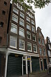 Pand met gevel met in het midden verhoogde lijst