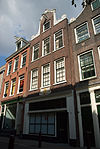Huis, vanwege de zandstenen onderdelen van de gevelhals en de gevelsteen