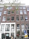 Prins Hendrikkade 150A-151, Amsterdam -  Two buildings with straight cornices. 150 has decorated door  Twee panden met rechte lijsten. 150 heeft gesneden deur. 