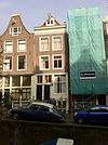 Huis met gevel op houten pui, de tweede verdieping later vernieuwd en onder rechte lijst gebracht