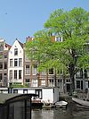 Pand met gevel onder rechte klossenlijst