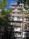 Pand met halsgevel met ruitpatroon in de vleugelstukken en palmet in de afdekking