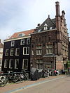 Vredenburgh-Amsterdam1 -  Huize Vredenburgh, Vredenburgersteeg 1 Amsterdam. Panden deels uit de 15e en 16e eeuw, aanbouw uit 1890 van architect A.C. Bleijs 