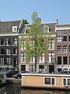 Huis achter gezamenlijke gevel met nr 23, onder rechte lijst, dwars dak en dakkapel