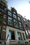 Pand met zware klokgevel