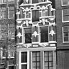 De Gecroonde Raep. Pand met gevel met enkele trappen in de top, gekoppelde pilasters en accoladebogen op de verdieping en rijke versiering met beeldhouwwerk