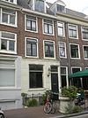 Pand met gevel onder rechte lijst waarboven dwars dak