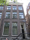 Hoekhuis met gevel onder rechte lijst