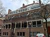 Amsterdam - Prins Hendriklaan 17.JPG - Amsterdam-Zuid. Centraal woonhuis van een reeks van drie geschakelde herenhuizen onder Ã©Ã©n kap. Prins Hendriklaan 17 