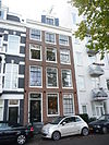 Pand met gevel waarvan de bekroning in de vorm van een eigenaardige lijst van baksteenlagen vermoedelijk door wijziging is ontstaan