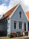 Houten huis (korbelen verdwenen). Puntvormig voorschot; goede pui