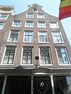 Zeedijk 19, Amsterdam.JPG -  Hoekhuis met eenvoudige vierraams klokgevel
