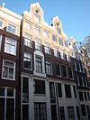 Pand met halsgevel met volutenafdekking
