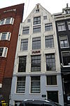 Gepleisterde gevel onder waarschijnlijk niet originele punttop