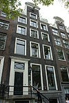 Pand met halsgevel met vleugelstukken die eindigen in leeuwepoten