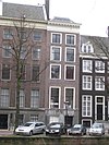 Pand met gevel onder rechte lijst met triglyfen, met hardstenen onderpui, deur en vensteromlijstingen