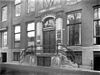 Voorgevel, ingangspartij - Amsterdam - 20017443 - RCE -  Ingangspartij: Voorgevel, ingangspartij (opmerking: In: Buiten ; 18 (1924), nr. 37, p. 441) 