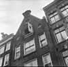 Pand met puntgevel met halsje onder gebogen afdekking