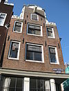 Hoekhuis met klokgevel waarin gevelsteen
