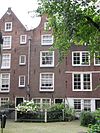 Pand met ingezwenkte halsgevel met goede late roedenverdeling