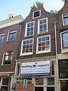 Pand met gekuifde klokgevel