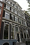 Huis achter gezamenlijke pilastergevel met het nr