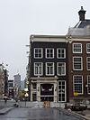Hoekhuis met gevel onder rechte lijst