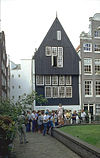 Beg34 -  Houten Huis, Begijnhof 34, het originele bestand staat hier en wordt hier gebruikt.
