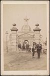 De Muiderpoort met op de voorgrond het hek aan de veldzijde - Amsterdam - 20329157 - RCE -  Muiderpoort: De Muiderpoort met op de voorgrond het hek aan de veldzijde (opmerking: Kabinetfoto) 