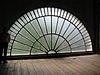 WLM - Minke Wagenaar - Artis, Het Groote Museum 14 - Het voormalig hoofdgebouw en Het Groote Museum werd in twee fasen gebouwd naar ontwerp van J. van Maurik. De meer dan levensgrote leeuw en tijger van Artis-kunstenaar J. Kaas die de entree flankeren, vervangen het oorspronke- lijke roofdierenpaar van J.J. Verdonck. Op de begane grond waren de Genootschapzalen en het cafÃ©-restaurant, thans Koningszaal en Tijgerzaal gevestigd, de verdieping was bestemd voor het Groote of ZoÃ¶logisch Museum. De oorspronkelijke inrichting is opmerkelijk goed bewaa…