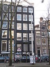 Pand met gevel onder gesneden verhoogde lijst