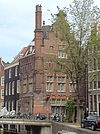 Vredenburgh-Amsterdam2 -  Huize Vredenburgh, Vredenburgersteeg 1 Amsterdam. Panden deels uit de 15e en 16e eeuw, aanbouw uit 1890 van architect A.C. Bleijs 
