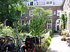 WLM - Minke Wagenaar - 09-07-01 Karthuizerhof 001 - Huiszittenweduwenhof, bestaande uit vier vleugels om een binnenplaats, sobere klassicistische architectuur van Daniel Stalpaert (1650), met frontons boven de middenrisalieten aan straat- en binnenplaatszijde. Twee pompen met koepeldaken. 