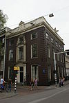 Dubbel hoekhuis met aan voor- en zijkant gevels van drie traveeën met geblokte hoeklisenen