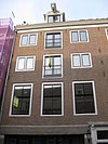 Huis onder dwars dak waarin dakkapel