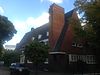 Amsterdam - Albert Hahnplantsoen 21-23.JPG -  Dubbele villa gebouwd in de stijl van de amsterdamse school. Dubbele VILLA in 1930 gebouwd in de stijl van de Amsterdamse School in opdracht van J.J. Eyrond. Het ontwerp van architect E. Nijsten stamt uit 1928. De villa is met de achterzijde - in een ruime tuinaanleg - aan de Apollolaan, Ã©Ã©n van de hoofdassen van Berlages Plan Zuid gelegen. Tot de dubbele villa behoren ook de erfafscheidingen aan de Apollolaan en het Albert Hahnplantsoen en de twee tuinhuisjes die door middel van de erfafsch…