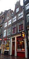 Pand met ingezwenkte halsgevel