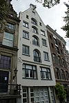 Pakhuis met gepleisterde puntgevel