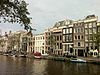 Pand met gevel onder rechte lijst deur en snijraam uit dezelfde tijd