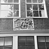 Hoekhuis met voorgevel waarvan de top