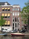 Pand met gevel in traditionele vormen, onder rechte lijst