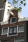 1134 Amsterdam, Geldersekade 21 klokgevel.JPG