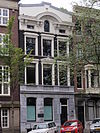 Pand met gevel onder rijk bewerkte verhoogde lijst